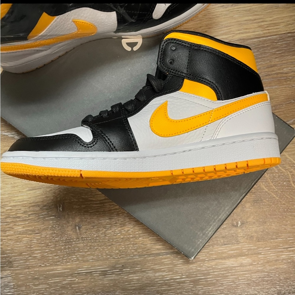 Nike Women’s Air Jordan 1 Mid Laser Orange/Black - Brand New 7.5 (W) - Picture 4 of 8
